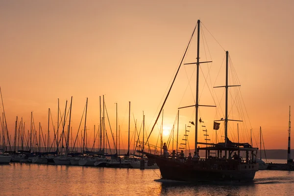 Navio ao pôr do sol — Fotografia de Stock