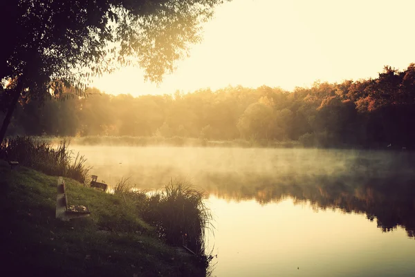 Lago em luzes da manhã — Fotografia de Stock