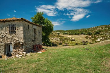Yunanistan kırsalında eski bir taş ev