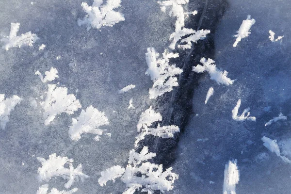 亀裂と氷の表面のテクスチャ上のエッジ雪片 — ストック写真