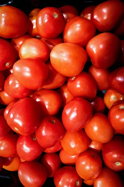 Červená cherry rajčata shora dolů pohled na zeleninové vitríny — Stock fotografie