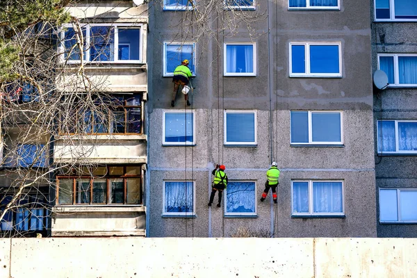 Janela Limpeza Alpinismo Urbano Brigada Edifício Com Janelas Varandas Dia — Fotografia de Stock