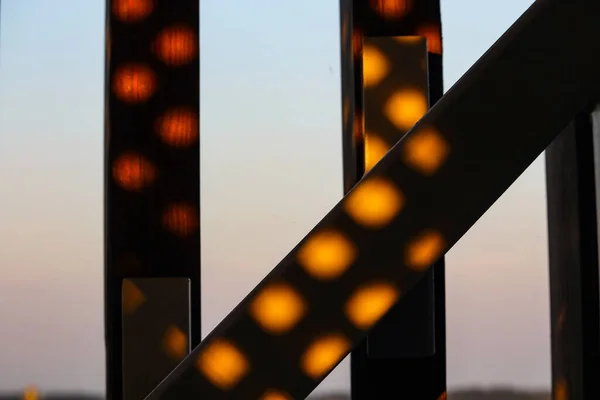 Metallstänger Med Solen Reflekterar Cirklar Orange Färg Bildar Bokstav — Stockfoto