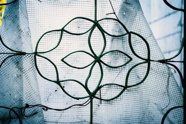 Sahte dekoratif çit, beyaz inşaat alanı kumaş arka planında izole edilmiş basit bir süs.