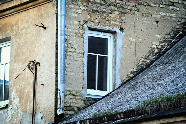 Jendela Loteng Sudut Rumah Bata Tua Dekat Atap Bawah Bangunan — Stok Foto