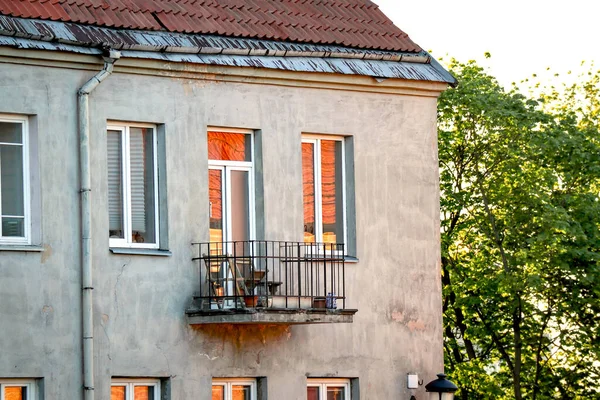 Edificio Del Casco Antiguo Con Luz Del Atardecer Reflejándose Ventana — Foto de Stock