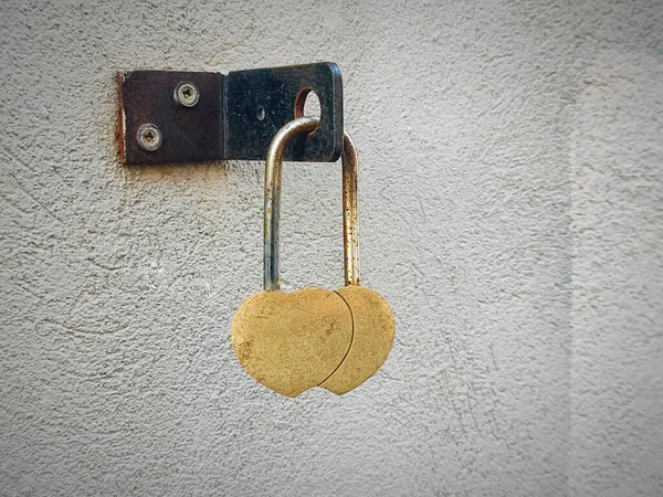 Zwei Herzen Vorhängeschloss Liebe Symbol Hängen Weißen Strukturierten Wand — Stockfoto