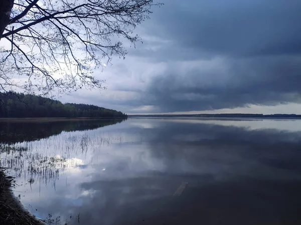 Schwere Regenwolken Ziehen Über Den See Mit Klarem Wasser Und — Stockfoto