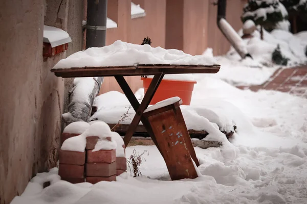 Gros Plan Une Petite Table Banc Dans Une Cour Avec — Photo