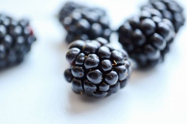 Böğürtlen meyve seti kapalı çekim beyaz üzerine bokeh etkisi ile izole