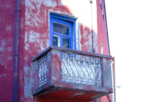 Canto Edifício Velho Vermelho Com Varanda Com Porta Janela Moldura — Fotografia de Stock