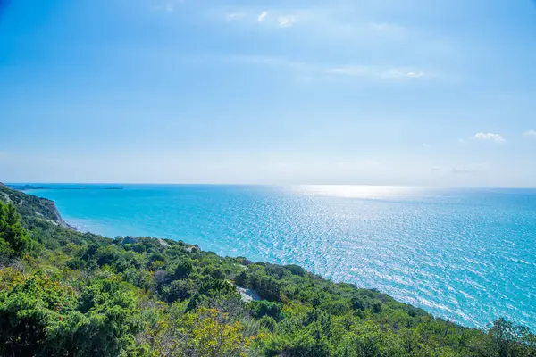 青い海と空、崖からの眺め. — ストック写真