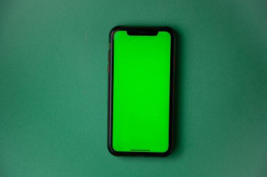 Yeşil ekranlı telefon yeşil arkaplanda.. 