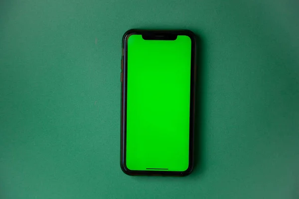 Yeşil ekranlı telefon yeşil arkaplanda.. 