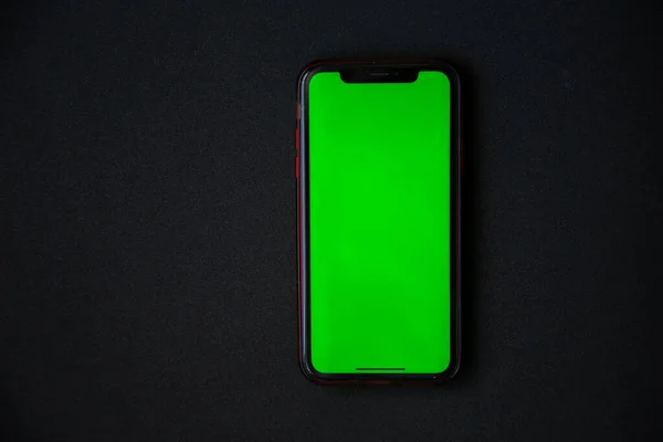 有绿色屏幕的电话在黑色背景上. — 图库照片