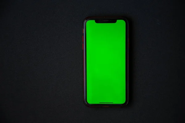 Yeşil ekranlı telefon siyah arkaplanda.. 