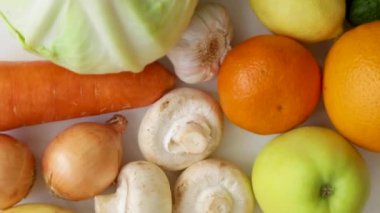 Sebzeler ve meyveler yavaşça daireler çiziyor..