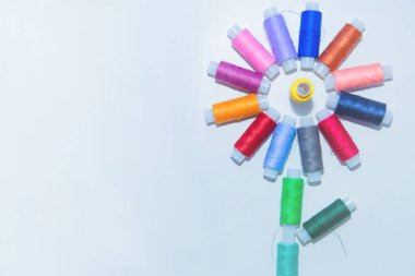 İplikli deriler beyaz arka planda yaratıcı bir çiçek biçimindedir. Üst görünüm, düz görünüm, kopyala boşluk, izole et