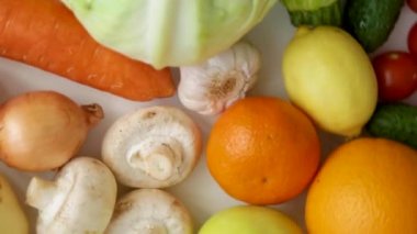 Sebzeler ve meyveler hızla dönerler..