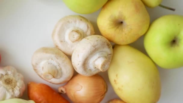 Frutas, legumes, cogumelos e produtos lácteos giram em círculo sobre um fundo branco. — Vídeo de Stock