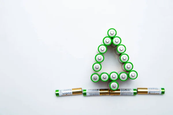 Piller beyaz zemin üzerinde bir Noel ağacı şeklinde. Üst görünüm, düz görünüm, kopyala boşluk, izole et