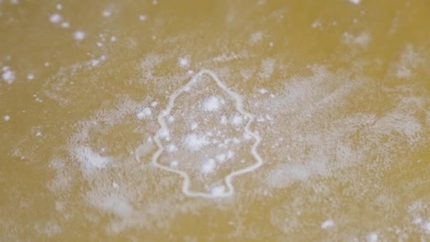 Test pokazuje choinkę wyciętą pleśnią, która jest posypana mąką na wierzchu, jak śnieg. Wideo z bliska — Wideo stockowe