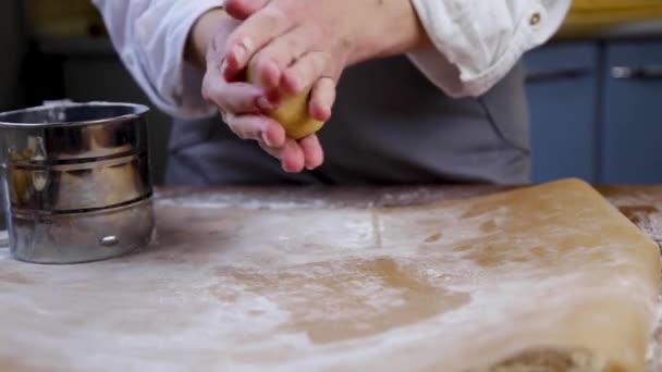 Kucharz Ciasta Ugniata Ciasto Dłoniach Potem Wyciera Mąką Wkłada Pergamin — Wideo stockowe
