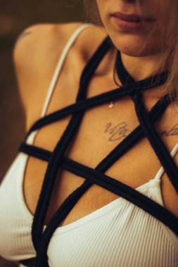 Shibari Güven Köprüsü. Güzel sarışın bir kadın. Geleneksel Japon Şibari sanatına sarılmış.