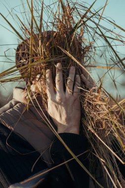Adam saman kokusundan zevk alıyor, yüzünü otla kaplıyor ve nefes alıyor..