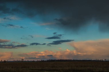 Güzel gün batımı ve gökyüzünde dramatik bulutlar. Güzel doğal arkaplan.