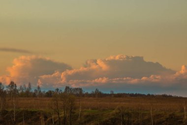 Güzel gün batımı ve gökyüzünde dramatik bulutlar. Güzel doğal arkaplan.