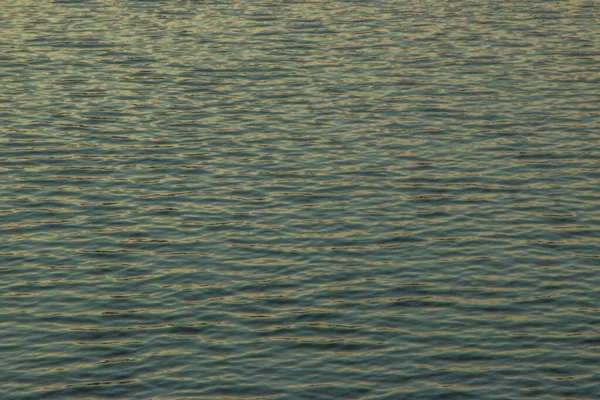Denizin Yüzeyinde Dalgalar Gün Batımında Göl Suyun Yüzeyinin Dokusu Doğal — Stok fotoğraf