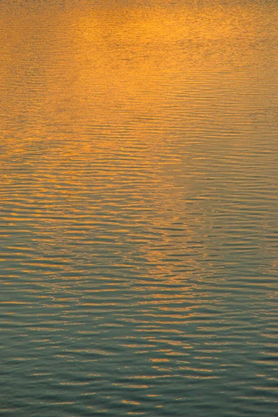 Κυματισμοί Στην Επιφάνεια Του Νερού Της Θάλασσας Λίμνη Στο Ηλιοβασίλεμα — Φωτογραφία Αρχείου