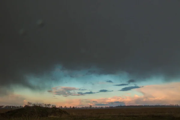 Hermosa Puesta Sol Nubes Dramáticas Cielo Hermoso Fondo Natural — Foto de Stock