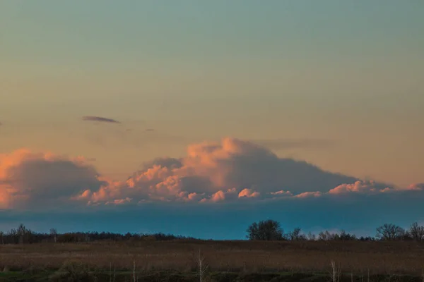 Schöner Sonnenuntergang Und Dramatische Wolken Himmel Schöner Natürlicher Hintergrund — Stockfoto