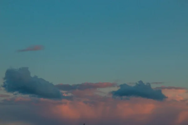 Hermosa Puesta Sol Nubes Dramáticas Cielo Hermoso Fondo Natural —  Fotos de Stock