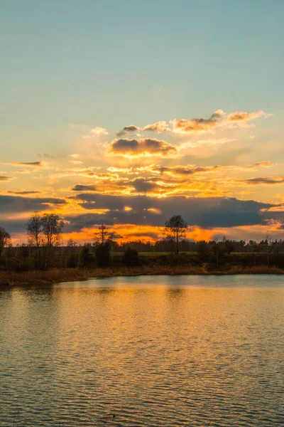 Schöner Sonnenuntergang Und Dramatische Wolken Himmel Spiegelt Sich Wasser Des — Stockfoto