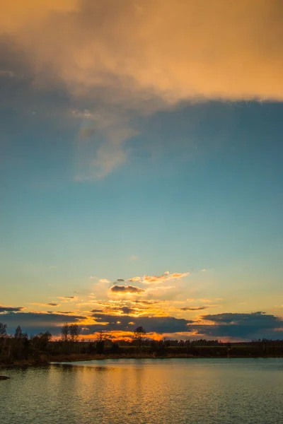 Gyönyörű Naplemente Drámai Felhők Égen Tükröződik Vizében Gyönyörű Természeti Háttér — Stock Fotó