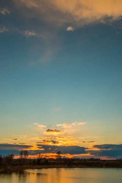 Gyönyörű Naplemente Drámai Felhők Égen Tükröződik Vizében Gyönyörű Természeti Háttér — Stock Fotó