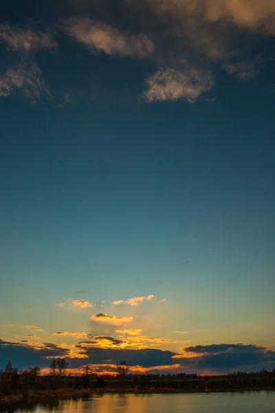 Beau Coucher Soleil Nuages Spectaculaires Dans Ciel Reflété Dans Les — Photo