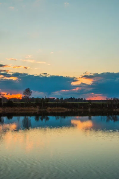 Krásný Západ Slunce Dramatické Mraky Obloze Odráží Vodách Jezera Krásné — Stock fotografie