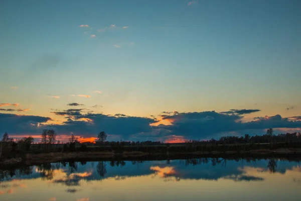 Hermosa Puesta Sol Nubes Dramáticas Cielo Reflejado Las Aguas Del — Foto de Stock