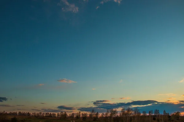 Schöner Sonnenuntergang und dramatische Wolken am Himmel. — Stockfoto