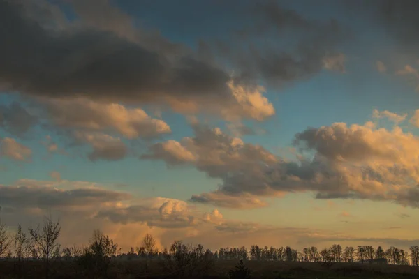 Schöner Sonnenuntergang und dramatische Wolken am Himmel. — Stockfoto