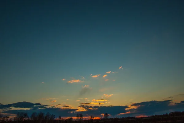 Schöner Sonnenuntergang und dramatische Wolken am Himmel. — Stockfoto