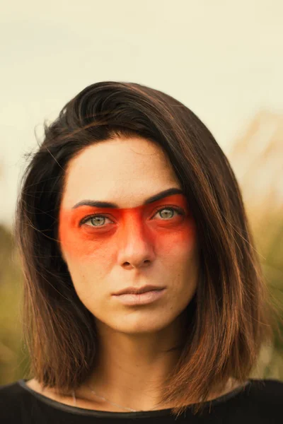 アメリカの部族や中東のスタイルで化粧や顔の芸術と若い美しい女性の肖像画 民族的なイメージ 赤い目と黒いスカーフ — ストック写真