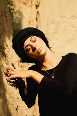 Makyajlı ve yüz sanatıyla kabile ya da Orta Doğu tarzında güzel bir kadının portresi..