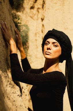 Makyajlı ve yüz sanatıyla kabile ya da Orta Doğu tarzında güzel bir kadının portresi..