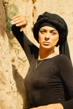 Makyajlı ve yüz sanatıyla kabile ya da Orta Doğu tarzında güzel bir kadının portresi..