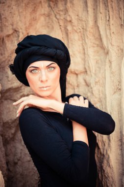 Makyajlı ve yüz sanatıyla kabile ya da Orta Doğu tarzında güzel bir kadının portresi..